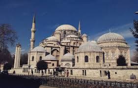 Şehzadebaşı Camii: Mimar Sinan'ın Çıraklık Eseri ve Osmanlı Mimarisinin Dönüm Noktası